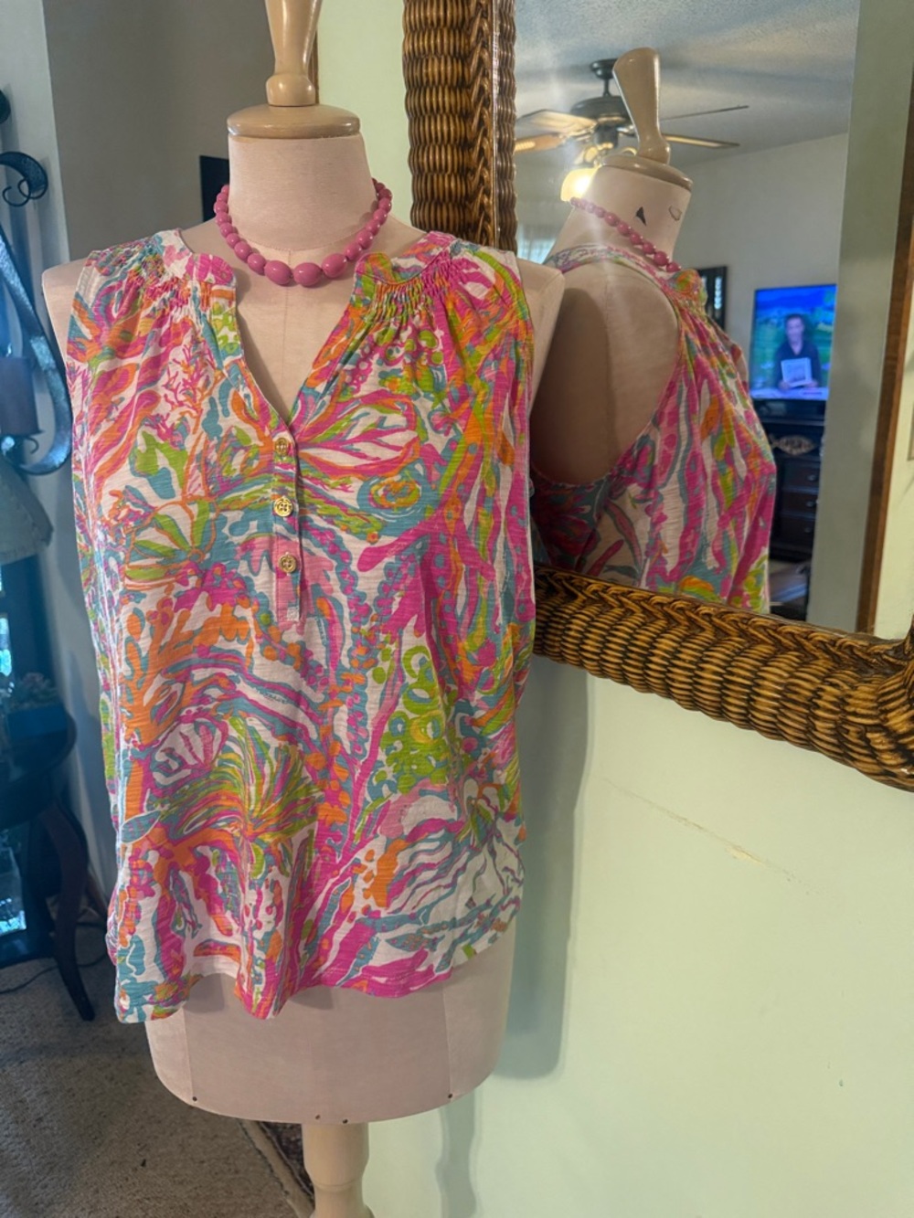 Lilly Pulitzer Sleeveless Printed V-Neck Women’s Top in Pink & Multicolor - Picture 5 of 6